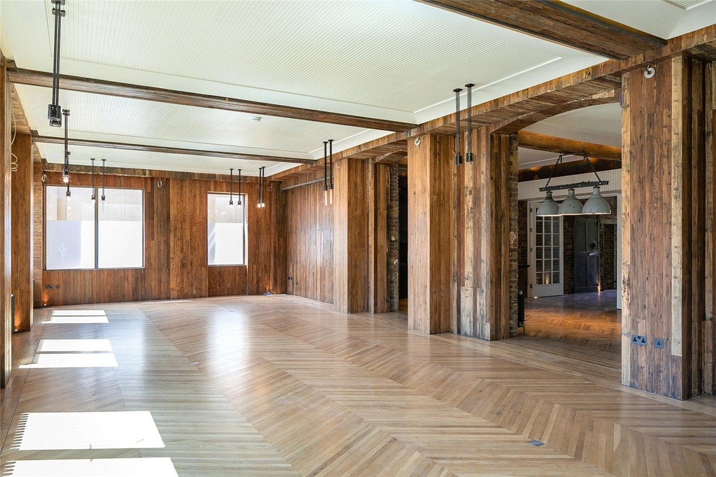 Chestertons's tweet image. Who doesn’t love a bit of industrial chic! ✨ ⁠Discover this unique #loftstyle warehouse #apartment with #exposedbrick, #woodpanelling and industrial windows 🧱⁠

🛏️ 3 bedrooms⁠
💷 £16,467 per month⁠
👉️ bit.ly/3PVFFMt

#ForRent #KitchenGoals #InteriorInspo #Camden