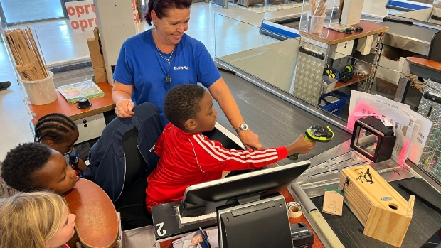 Kinderen leren meer in de échte wereld en dus gaan ze met meester Jos naar de Gamma... 'Dat zeg ik, Gamma!' [De avonturen van meester Jos] -  dehavenloods.nl/l/49472