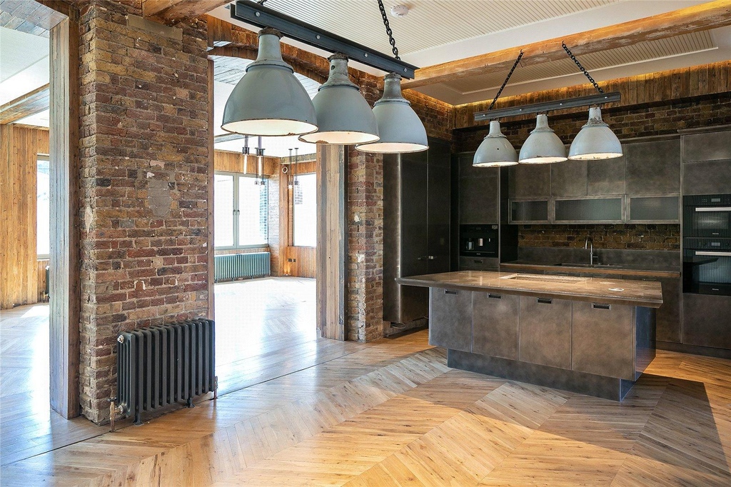 Chestertons's tweet image. Who doesn’t love a bit of industrial chic! ✨ ⁠Discover this unique #loftstyle warehouse #apartment with #exposedbrick, #woodpanelling and industrial windows 🧱⁠

🛏️ 3 bedrooms⁠
💷 £16,467 per month⁠
👉️ bit.ly/3PVFFMt

#ForRent #KitchenGoals #InteriorInspo #Camden