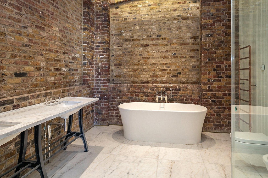 Chestertons's tweet image. Who doesn’t love a bit of industrial chic! ✨ ⁠Discover this unique #loftstyle warehouse #apartment with #exposedbrick, #woodpanelling and industrial windows 🧱⁠

🛏️ 3 bedrooms⁠
💷 £16,467 per month⁠
👉️ bit.ly/3PVFFMt

#ForRent #KitchenGoals #InteriorInspo #Camden