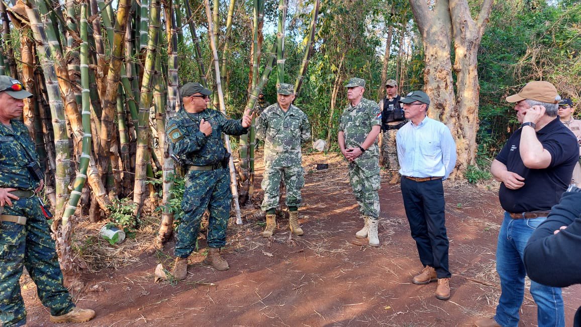 maviportillo's tweet photo. Acompañaron el Comandante @dicosoffmm Gral Ej Óscar Cardozo, el Crio Gral Director Carlos Benitez, Comandante @policia_py el Comandante del @codi_FTC Gral Brig Narciso López entre otras autoridades de las fuerzas públicas https://t.co/zXjFyV1NtN