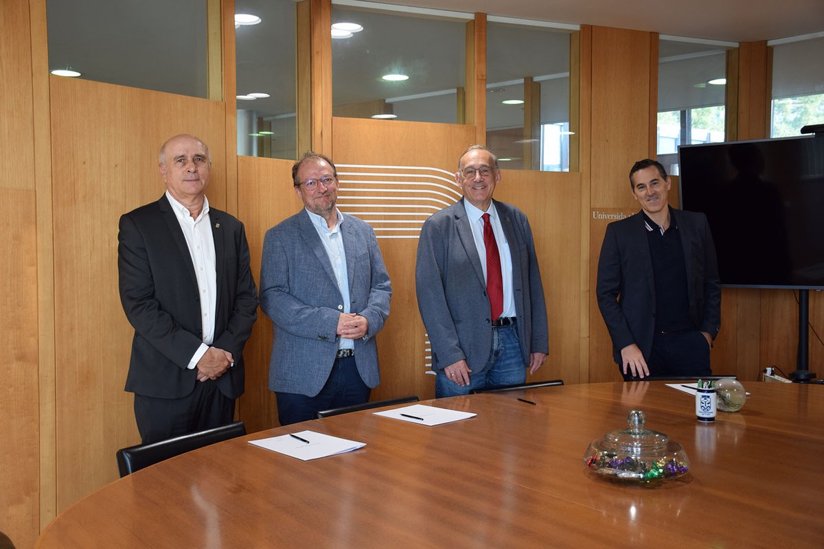 CIM_Uvigo's tweet photo. ✍️📚 Hoxe asinamos coa @UVigo o Contrato Programa 💼 do CIM como Centro de Investigación do Sistema Universitario de Galicia.

🤔 O obxectivo? Manter e elevar o noso nivel de excelencia! 🔝

Máis detalles en ➡️ https://t.co/R7eDCzm3z1

#RedCIGUS #SomosCIGUS https://t.co/Ov5OYT95xU