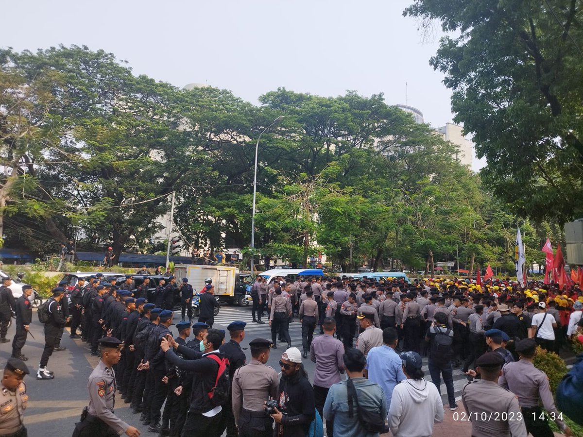 angkytm's tweet photo. BERITA DUKA
HANCURNYA PENJAGA KONSTITUSI: TERBUKTI MK CORONG KEKUASAAN 
Tepat Pukul 16.01 WIB, Mahkamah Konstitusi (MK) memutuskan UU Cipta Kerja TETAP BERLAKU.
Ribuan aparat menghadang perjuangan kaum tertindas untuk kepentingan oligarki.
#CabutUUCiptaKerja
#MosiTidakPercaya https://t.co/Ak8J1foMyE