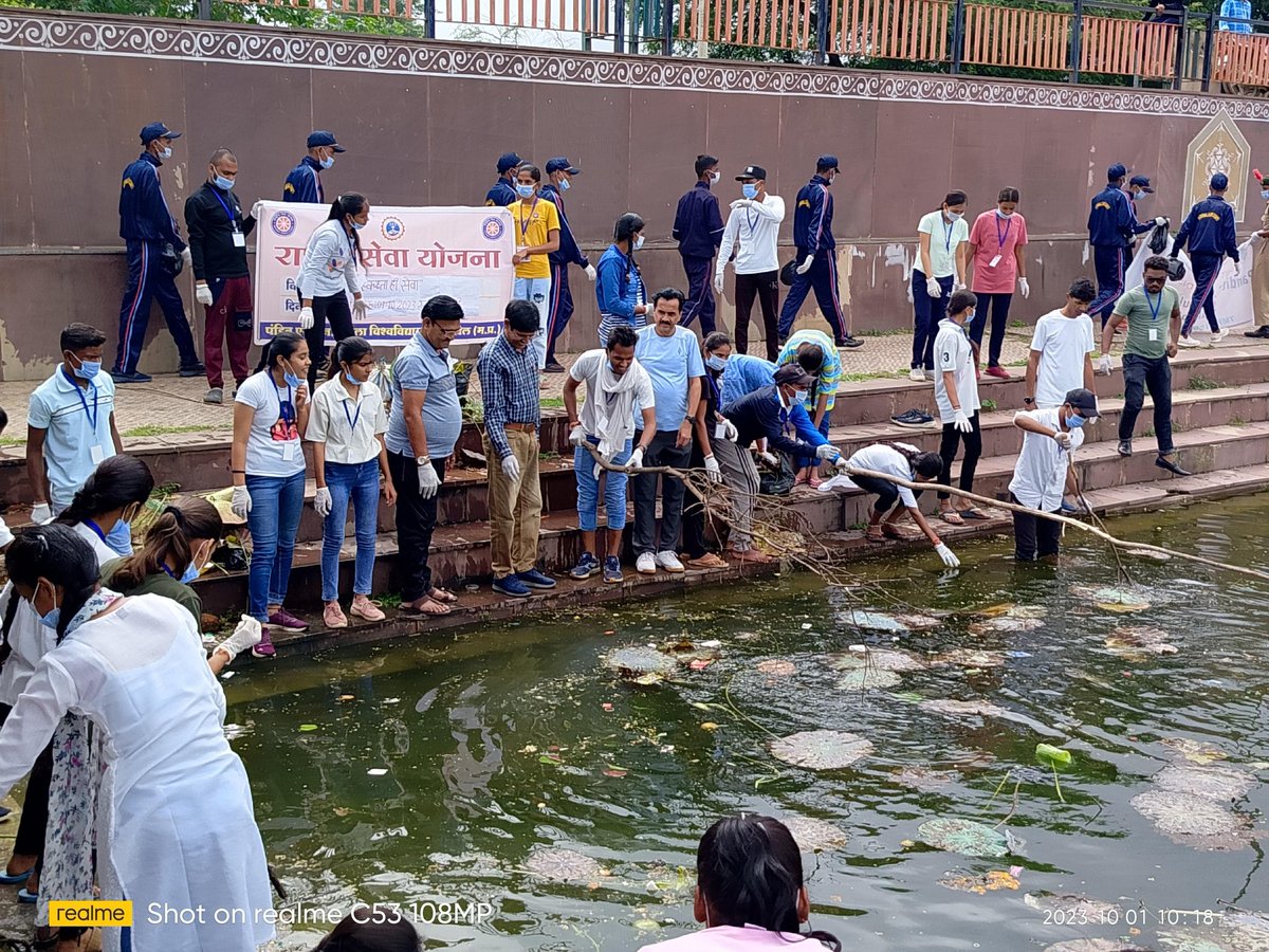 NSS_Shahdol's tweet photo. #DAY01
सात दिवसीय #SwachhtaHiSeva अभियान के प्रथम दिन में स्वच्छता रैली का आयोजन किया गया साथ ही #MeriMaatiMeraDesh अभियान के अंतर्गत परिसर में कलश यात्रा का आयोजन किया गया एवं शहीद स्मारक और मोहनराम तालाब में श्रमदान कर स्वच्छ भारत, स्वस्थ भारत का संदेश दिया गया।
@ashokshrotinss https://t.co/z8NfzaQdEY