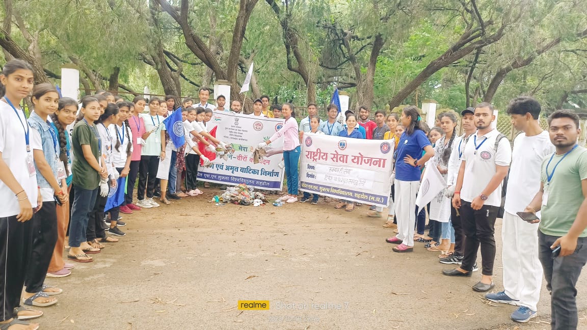 NSS_Shahdol's tweet photo. #DAY01
सात दिवसीय #SwachhtaHiSeva अभियान के प्रथम दिन में स्वच्छता रैली का आयोजन किया गया साथ ही #MeriMaatiMeraDesh अभियान के अंतर्गत परिसर में कलश यात्रा का आयोजन किया गया एवं शहीद स्मारक और मोहनराम तालाब में श्रमदान कर स्वच्छ भारत, स्वस्थ भारत का संदेश दिया गया।
@ashokshrotinss https://t.co/z8NfzaQdEY