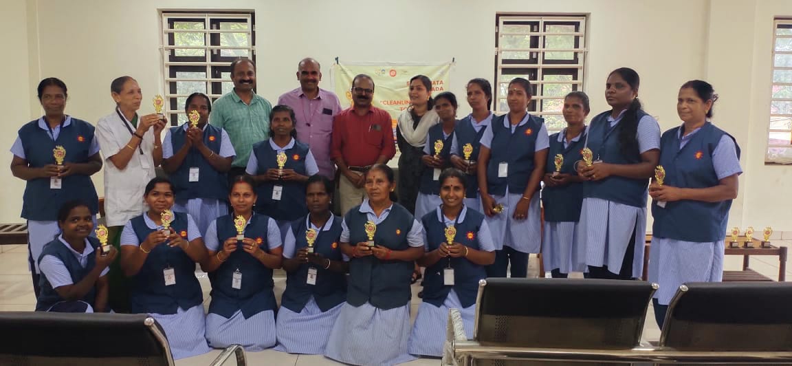 Appreciation for efforts to keep our railway stations shining! Momentos were presented to cleaning staff of Kottayam Rly station on #GandhiJayanthi in appreciation to their contribution in #SwachhataPakhwada by Babu Thomas SMR /KTYM and Dy. SMR/Commercial/KTYM Mahesh R