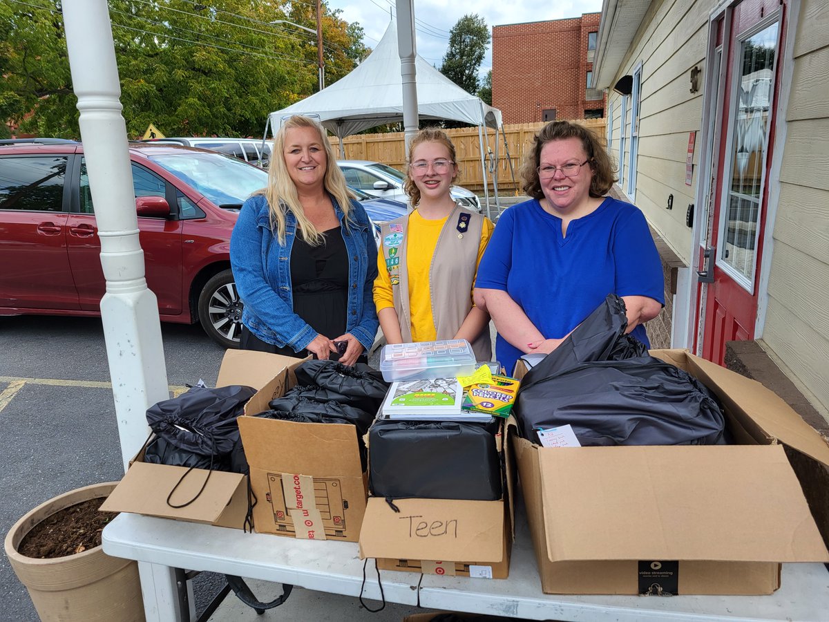 CARES4homeless's tweet image. Tessa Boyer, Girl Scout Troop 11466, the Heart of Pennsylvania Council provided 75 art kits, as part of Silver Award. Pictured are Beth Kempf (Exec. Dir. of CARES), Tessa and Aaron Boyer. Thank you! You show how our Community truly CARES! #morethanshelter