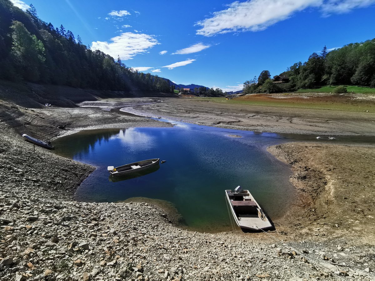 Isska_Siska's tweet photo. La source de l'Arvoux le 29 octobre. Visible uniquement lorsque le lac des Brenets est exceptionnellement bas, ce qui est de plus en plus souvent le cas. La même source en 1906 lors de la plus grande baisse du lac documentée. #secheresse #brenets #lacdesbrenets #drought #oldpics https://t.co/Rv4Js0Q9CK