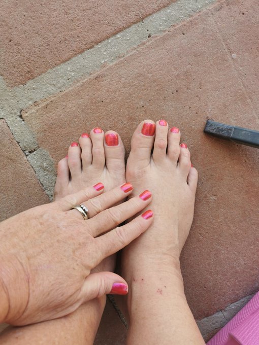 Had to paint my own toes even though @devon_breeze and @HaydiesSucks promised they would.... https://t<a class="tags" href="/tag/devon_breeze">@devon_breeze</a>