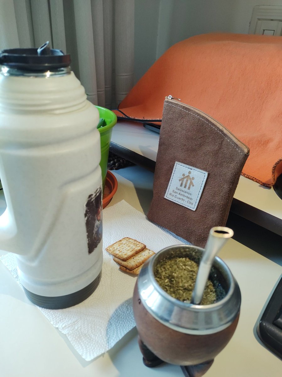 fraygus70's tweet photo. Acá tomando unos mates con mi súper termo Stanley que me compré con el fruto de mi propio trabajo... listo, creo que ya me puedo postular para presidente... ya aprendí a mentirles, uds posiblemente ven un Lumilagro de 750 ml pero créanme es un Stanley de litro 😜
#amigos #lunes https://t.co/sXDtzWM57y