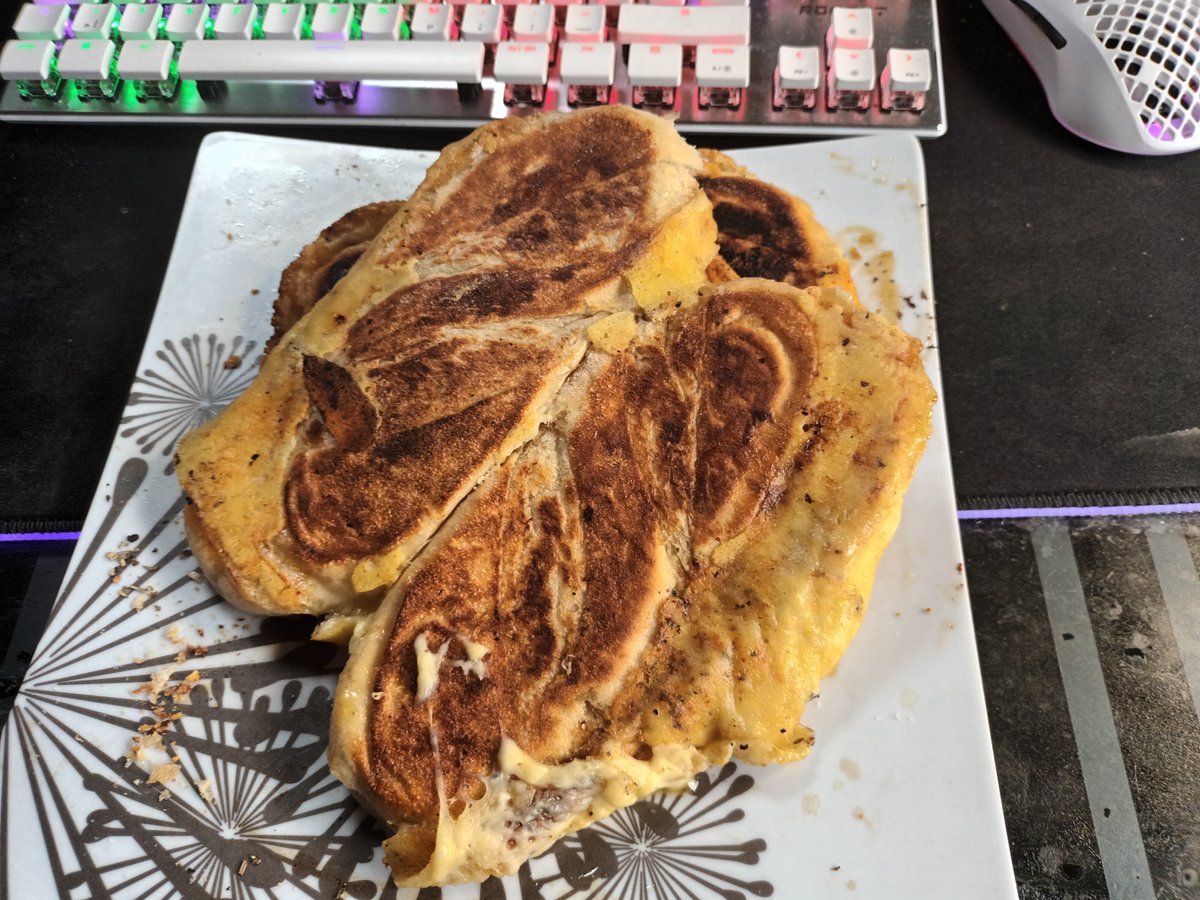 ze_graveyardz's tweet photo. I call it "Bread ´n Cheese" . . . 

#food #streamer #gaming https://t.co/lDPFHwBQlT
