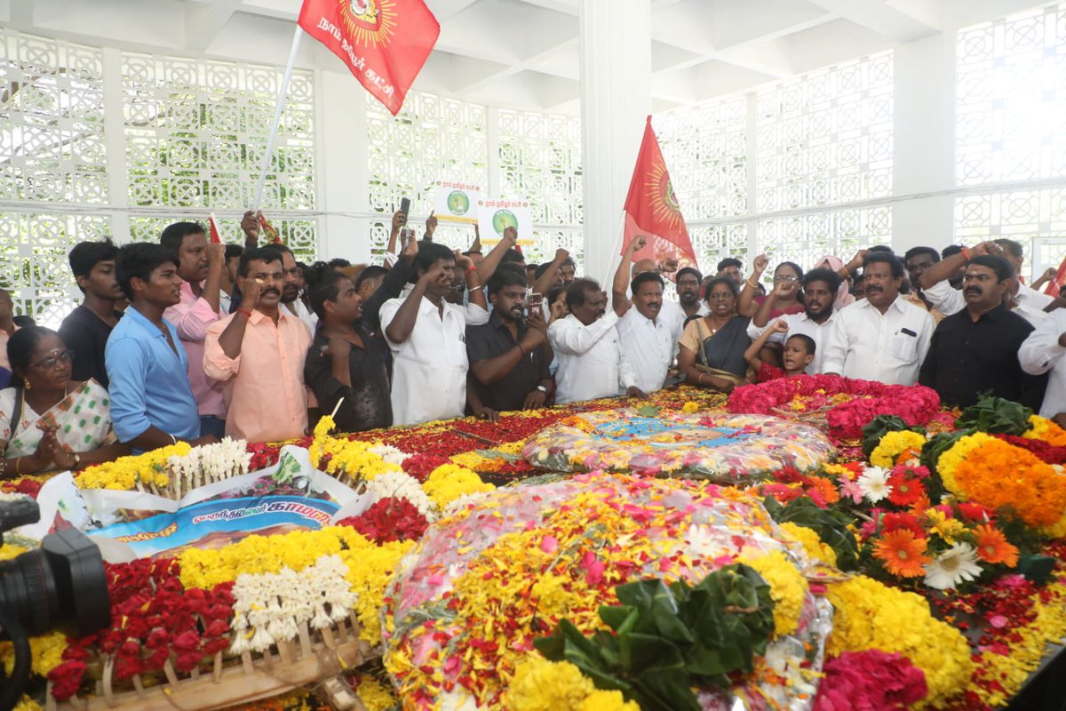 எழுத்தறிவித்த இறைவன்! பெருந்தலைவர் நமது தாத்தா காமராசர் அவர்களின் 48ஆம் ஆண்டு நினைவுநாளையொட்டி, நாம் தமிழர் கட்சி சார்பாக இன்று 02-10-2023  காலை சென்னை, கிண்டியில் அமைந்துள்ள பெருந்தலைவர் காமராசர் நினைவிடத் திருவுருவச்சிலைக்கு மாலை அணிவித்து மலர்வணக்கம் செலுத்தியபோது,