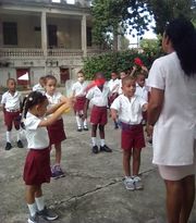 CISDorado's tweet photo. La educadora de 6to A/V realizando la gimnasia matutina actividad rectora del proceso educativo, a través de la cual el niño se prepara para recibir los diferentes procesos y actividades en la institución.@RaulSamon,@NiurdisReyes,@FundichelyRosa,@dpestgo. https://t.co/idxervLxRO