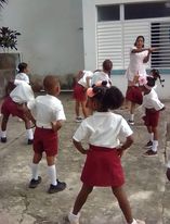 CISDorado's tweet photo. La educadora de 6to A/V realizando la gimnasia matutina actividad rectora del proceso educativo, a través de la cual el niño se prepara para recibir los diferentes procesos y actividades en la institución.@RaulSamon,@NiurdisReyes,@FundichelyRosa,@dpestgo. https://t.co/idxervLxRO