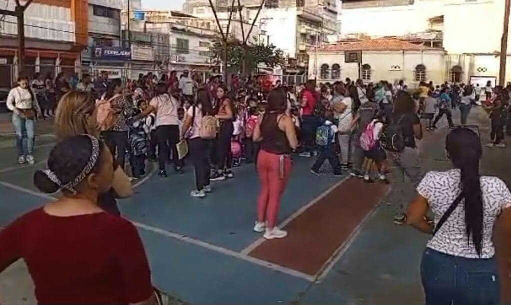 Bendecido Inicio de Año Escolar 2023-2024 en la E.N República de México municipio Girardot #Aragua hoy Lunes 2/10/23  con todo el amor, ejemplo y militancia que nos caracteriza, Constructores de sueños y Esperanza.
<a href="/NicolasMaduro/">Nicolás Maduro</a> <a href="/_LaAvanzadora/">Yelitze Santaella</a> <a href="/CDCEAragua/">CDCE ARAGUA</a>