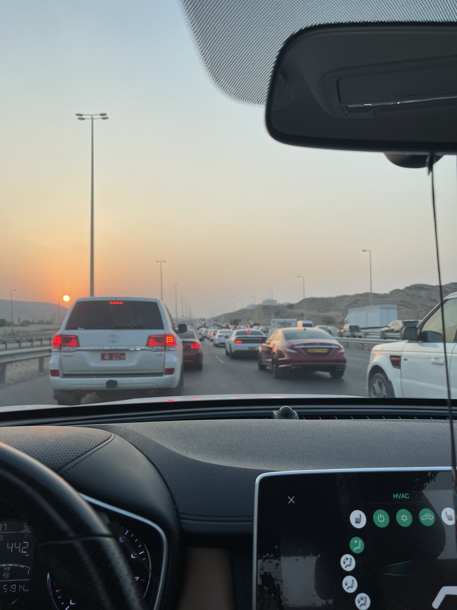 Hosni101R's tweet image. الصباح إلى العمل #زحمة والعودة إلى البيت #زحمة والله حرام 😩😩😩
ارجوكم جزء من فائض الميزانية عملوا #ميترو 😅او #ترام يلف مسقط لف ونرتاح . 
التوقيت 5:40 مساء👇