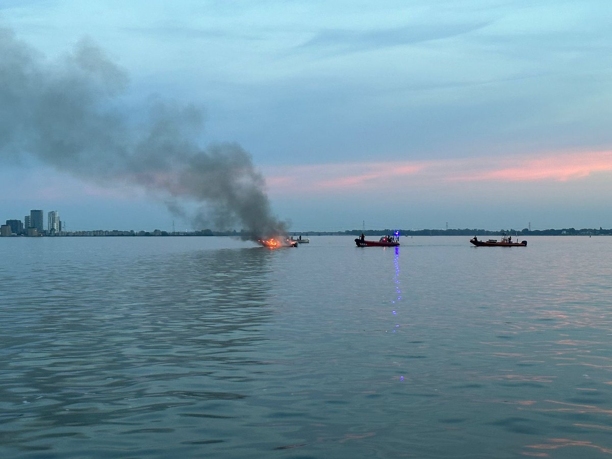 🔥Aan boord van een jacht op het IJmeer brak op 1 oktober brand uit, waarna de opvarenden van boord sprongen. Het Kustwachtcentrum startte en zoek- en reddingsactie. Lees meer over dit incident via: kustwacht.nl/incident/brand…

<a href="/KNRM/">KNRM</a> <a href="/KNBRD/">Reddingsbrigade Nederland</a> <a href="/BrandweerZW/">Brandweer Zaanstreek-Waterland</a>