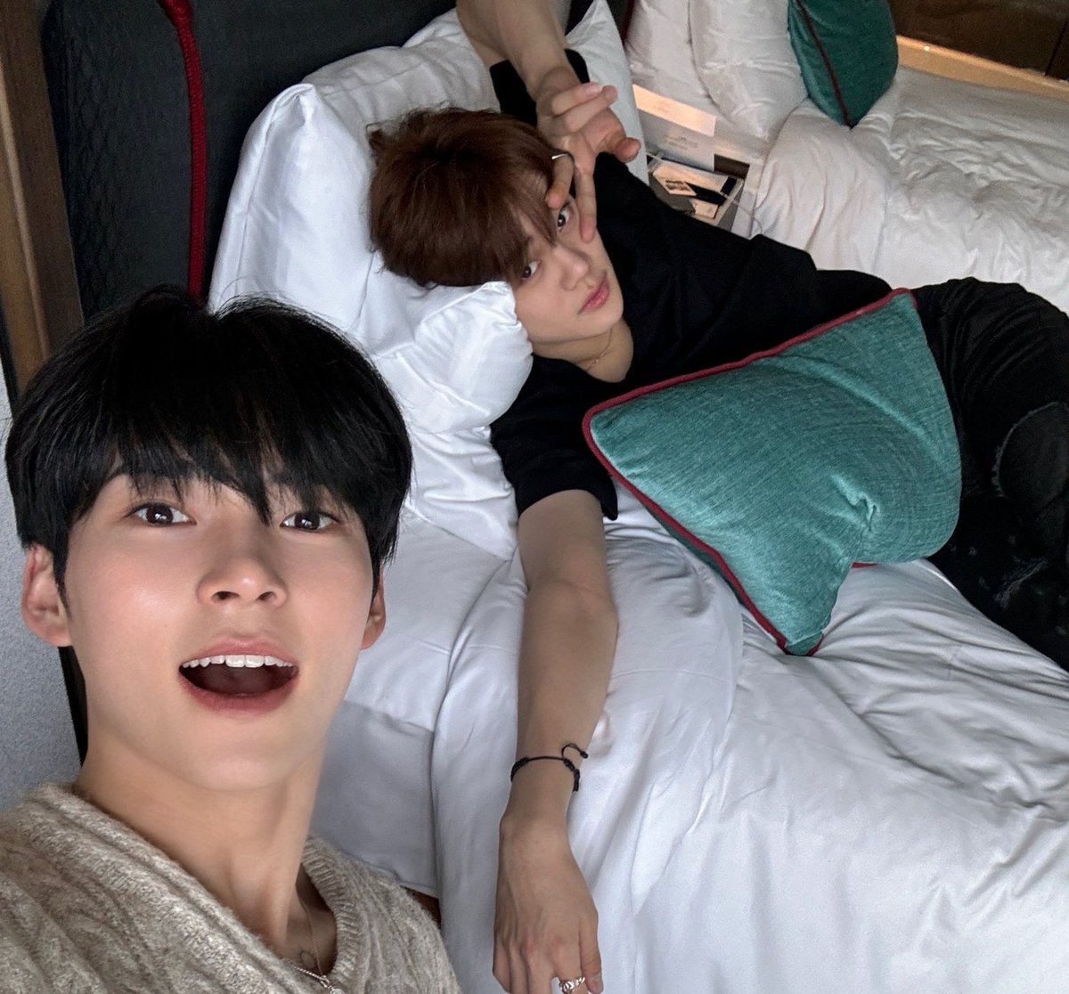 virgomaples_'s tweet photo. gyuvin hanbin instagram live thread https://t.co/IjwWlHAFwR