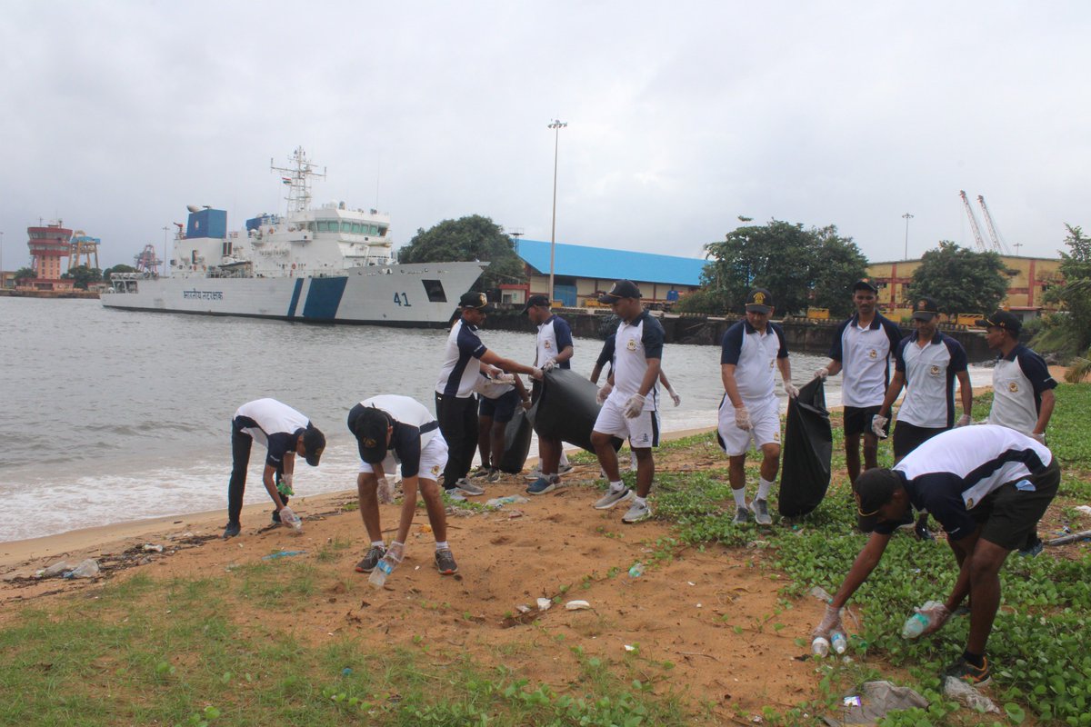 SpokespersonMoD's tweet photo. Joining hands for #SHS2023🚮🌏
The commitment of @IndiaCoastGuard to a cleaner environment shine through as they lead a massive cleanliness drive across India's coastline on 01 Oct 2023.
 #CleanCoastlines
#SwachhataPakhwada3.0
#SwachhataInDefence

More: https://t.co/4Z1PvMcQsg https://t.co/waGSecKI9e