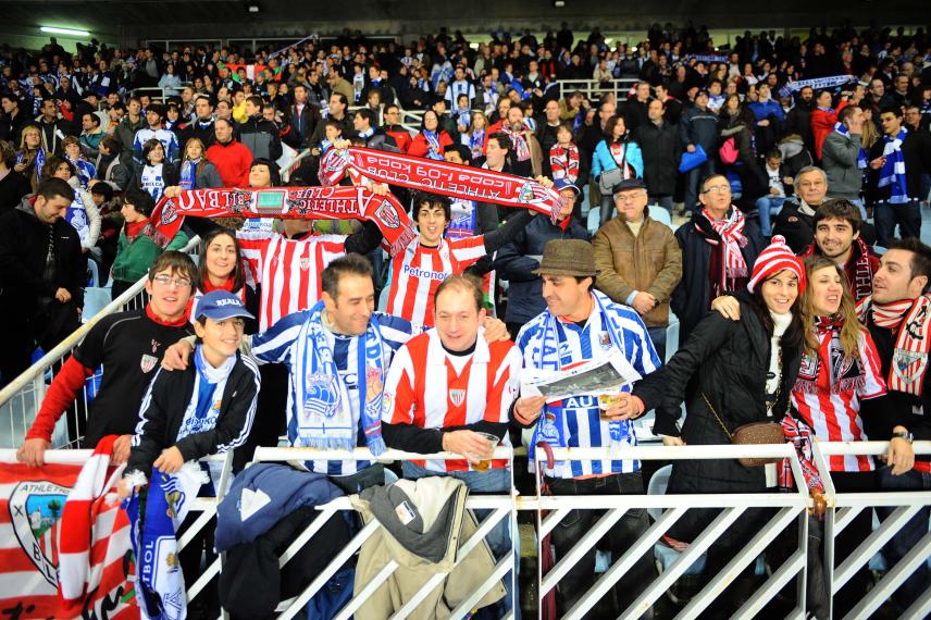 Grande EUSKADI🔴🟢⚪
GRANDES <a href="/AthleticClub/">Athletic Club</a> y <a href="/RealSociedad/">Real Sociedad Fútbol</a>, y sus aficiones por el ejemplo del auténtico "Pique Sano" del pasado sábado👏🏽

Cuándo veremos esto en nuestros estadios <a href="/UDLP_Oficial/">UD Las Palmas</a> y <a href="/CDTOficial/">CD Tenerife 🏴󠁧󠁢󠁳󠁣󠁴󠁿</a>?🤔
🤍💙💛🤍💙💛🤍💙💛