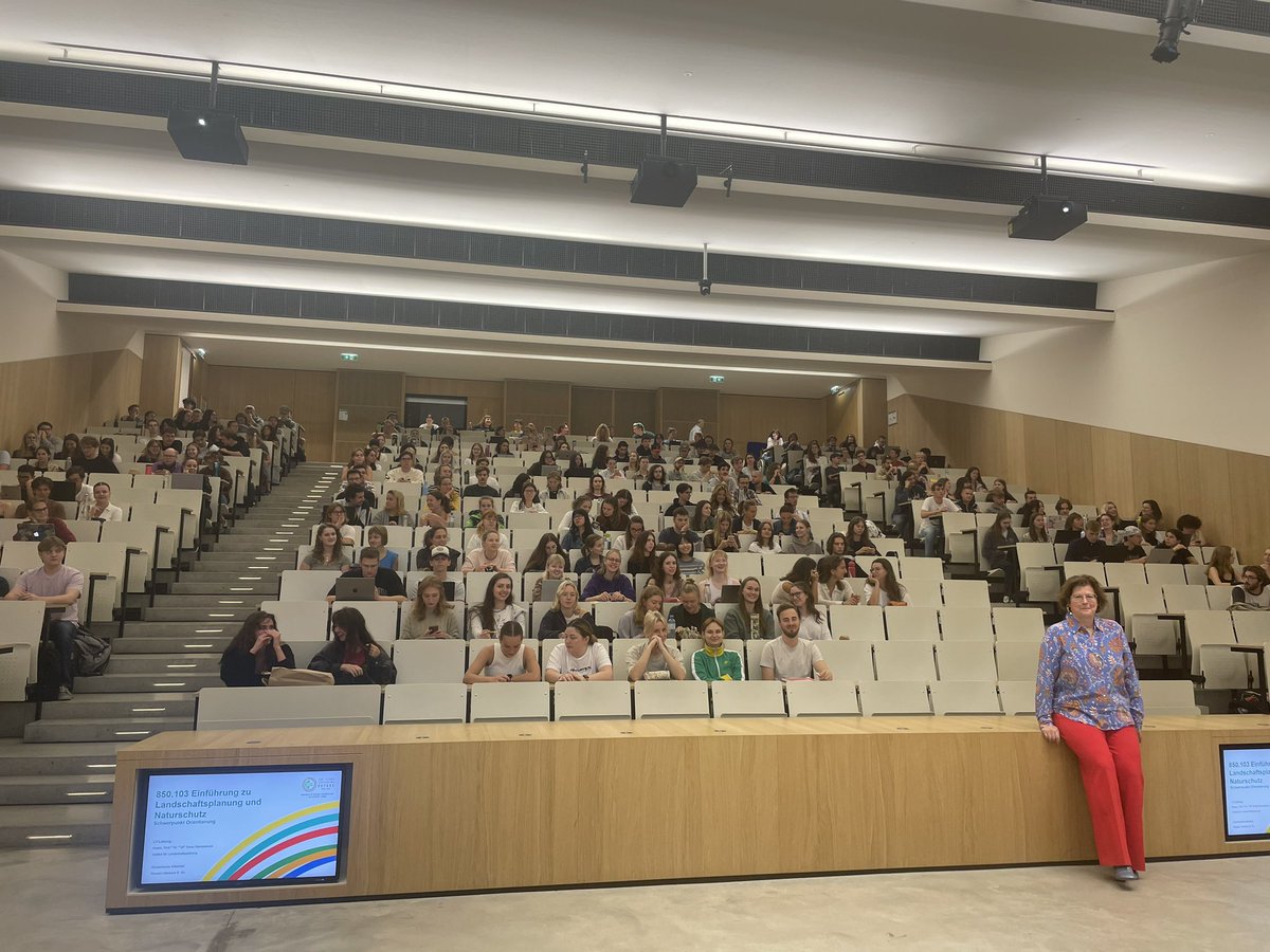 Aaand we are are ready for liftoff 🚀 We start the new academic year with the introduction to '#LandscapePlanning & #Conservation' and welcome more than 270 first-year students to the undergrad program Landscape Planning @BOKUvienna