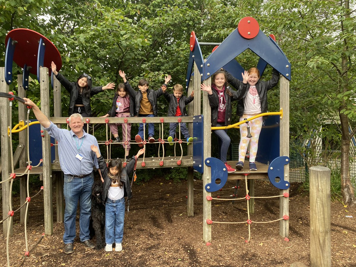 The first of our winter jackets donated to this lovely school in Highgate! <a href="/HighgatePri/">Highgate Primary</a> It was so nice meeting everyone especially your school dog Horace! #winter #jackets #primaryschools #haringey #nwlondon #charity #foundation #london