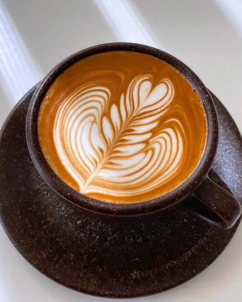 KK75141207's tweet photo. コーヒーの抽出カスから作られた
サステナブルなカップにアート
#ラテアート短歌 #KAFFEEFORM https://t.co/OzlinhU2hl