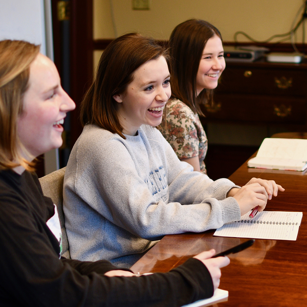 Apply to be a Yeager Scholar for Fall 2024! Unlock a world of opportunities with Marshall's top undergrad scholarship.

📚 Get a full 4-year scholarship 
🌎 Explore global experiences
🤝 Connect with a dynamic community.

Your Marshall Moment begins at bit.ly/45dcQPT.