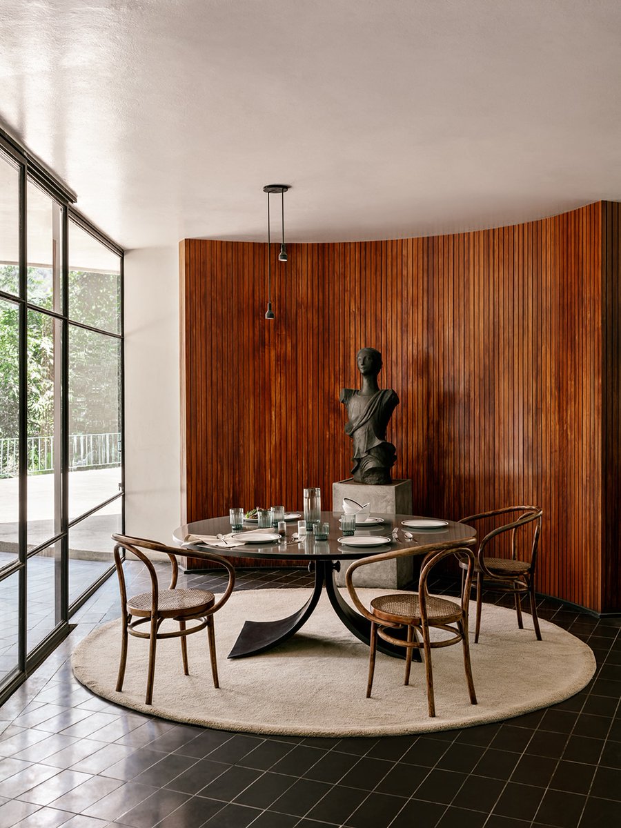 carreteromolero's tweet photo. Parece bastante apropiado para este #DiaMundialdelaArquitectura traer la última campaña de Zara Home, realizada en la Casa Das Canoas de Niemeyer. Pasen y vean 👇🏼🧵 https://t.co/DSuX8iiQN5