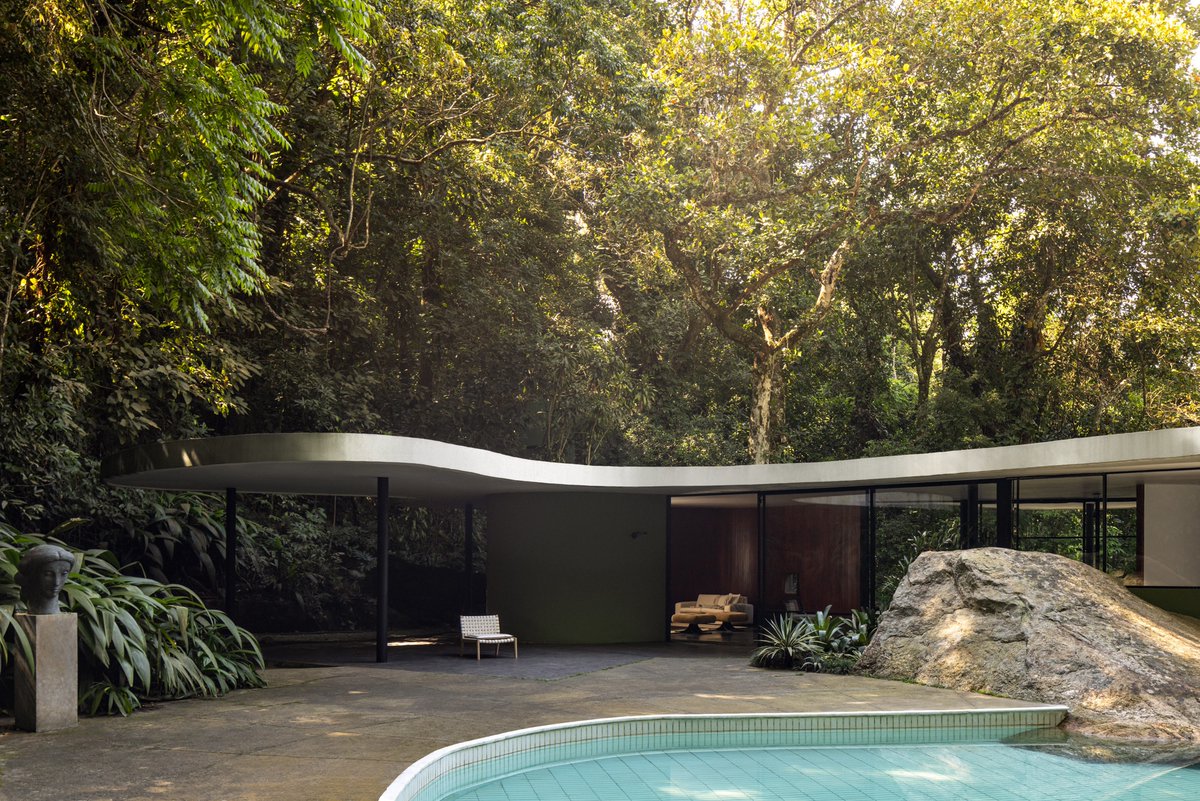 carreteromolero's tweet photo. Parece bastante apropiado para este #DiaMundialdelaArquitectura traer la última campaña de Zara Home, realizada en la Casa Das Canoas de Niemeyer. Pasen y vean 👇🏼🧵 https://t.co/DSuX8iiQN5