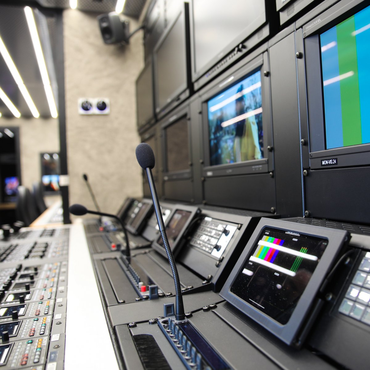 broadcast_sol's tweet photo. Did you get a glimpse of our latest IP2 OB truck at IBC 23? 👀
We will deliver this full-IP UHD/HDR OB truck with 20 cameras to South African broadcaster @SuperSporttv. 💪
#broadcastsolutions #broadcast #hihumaninterface #obvan #outdoorbroadcast #liveproduction #supersport https://t.co/aPfYkPcYkL