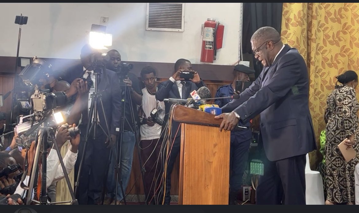 #RDC #Mukegwe : “La fraude est déjà programmée, ne soyons pas naïfs. (…) Nous avons le droit de contester les résultats d’une élection truquée avant, pendant et après le vote. Faites que votre vote puisse vous libérer de votre esclavage”, dit <a href="/DenisMukwege/">Denis Mukwege</a> avant coupure courant