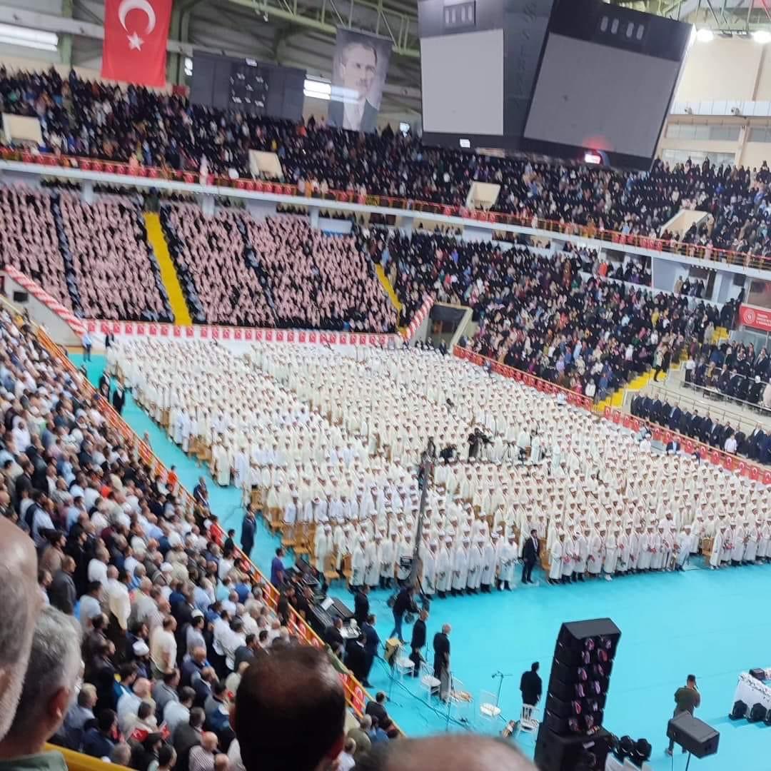 Bu gün Trabzon’da 2023 yılı Mevlidi Nebi haftası kapsamında 1461 hafızımızın icazet merasiminde maneviyat yüklü muhteşem bir program icra edildi. Görmeyi arzu ettiğimiz harika bir tablo. Hayırda ve iyilikte yarışmaya, gençliğe yatırım yapmaya devam. Teşekkürler Trabzon.