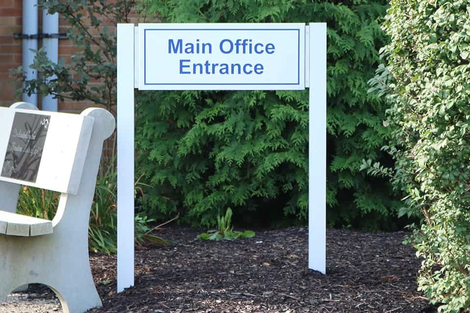 EasySignOhio's tweet photo. Custom post and panel signs are a durable and versatile signage solution for businesses of all sizes. Contact Easy Sign today to learn more about our custom post and panel signs and how we can help you create the perfect sign for your business.#customsigns #businesssigns #signage https://t.co/ArzgzELIwO