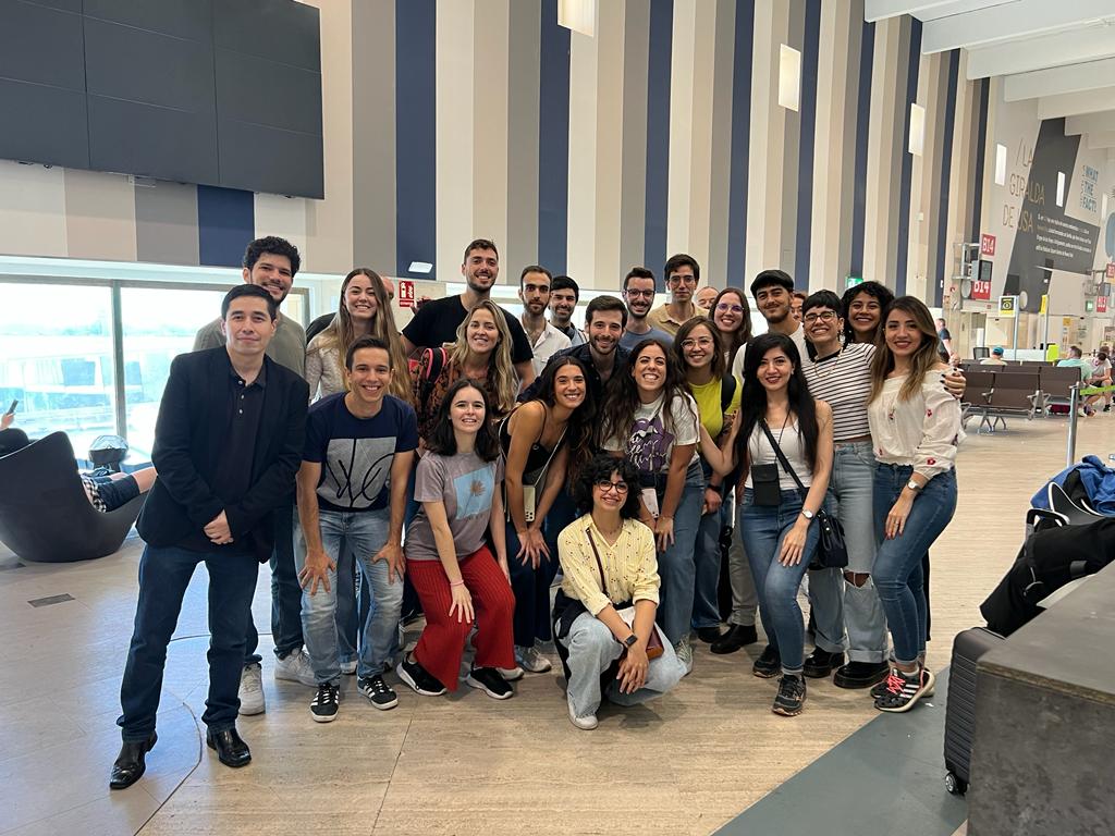 unisevilla's tweet photo. ✈ ¡Buen viaje, @Ulysseus_eu! Investigadores US ya van de camino de la #CompassConference de #Helsinki organizada por la universidad europea #Ulysseus
ℹ Más info: https://t.co/eMXXhZnvrP https://t.co/VH46PB0vlq