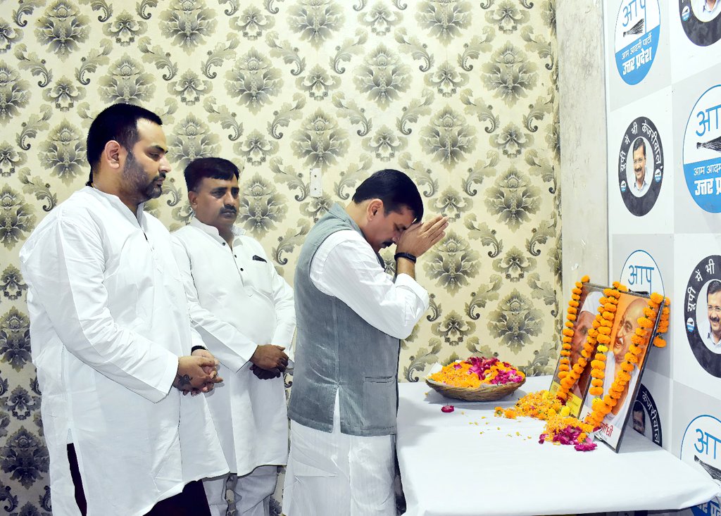 DinesaApa's tweet photo. राष्ट्रपिता महात्मा गाँधी एवं पूर्व प्रधानमंत्री डाॅ लाल बहादुर शास्त्री जी की जयंती के अवसर पर पार्टी कार्यालय लखनऊ पर प्रदेश प्रभारी व राज्���सभा सांसद @SanjayAzadSln जी एवं निवर्तमान अध्यक्ष @SabhajeetAAP जी एवं @VinayPatelAap ने पुष्पांजलि अर्पित की। https://t.co/ycCUyX07Rb