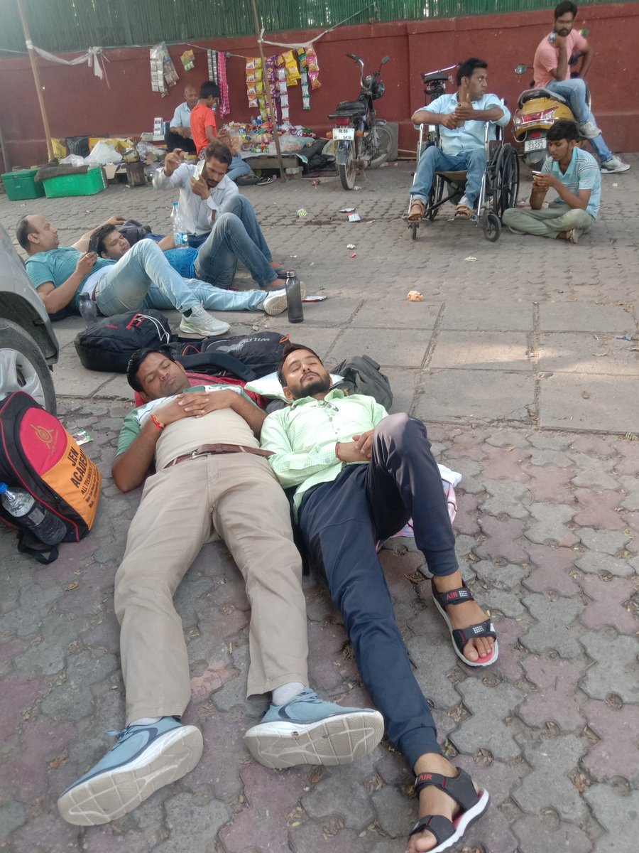 BaBarS0007's tweet photo. आरक्षित वर्ग के प्रति प्यार और प्रेम सिर्फ भाषणों तक ही सीमित नहीं होना चाहिए जब राजस्थान के आरक्षित वर्ग के युवा आपके घर के सामने बैठे हुए है तो उनसे मिलकर पीड़ा भी जाननी चाहिए ।।
हम पिछले 6 दिन से आपके द्वार पर न्याय की उम्मीद के साथ बैठे है @RahulGandhi जी।।

#आरक्षित_वर्ग_को_न्याय_दो

@BaBarS0007