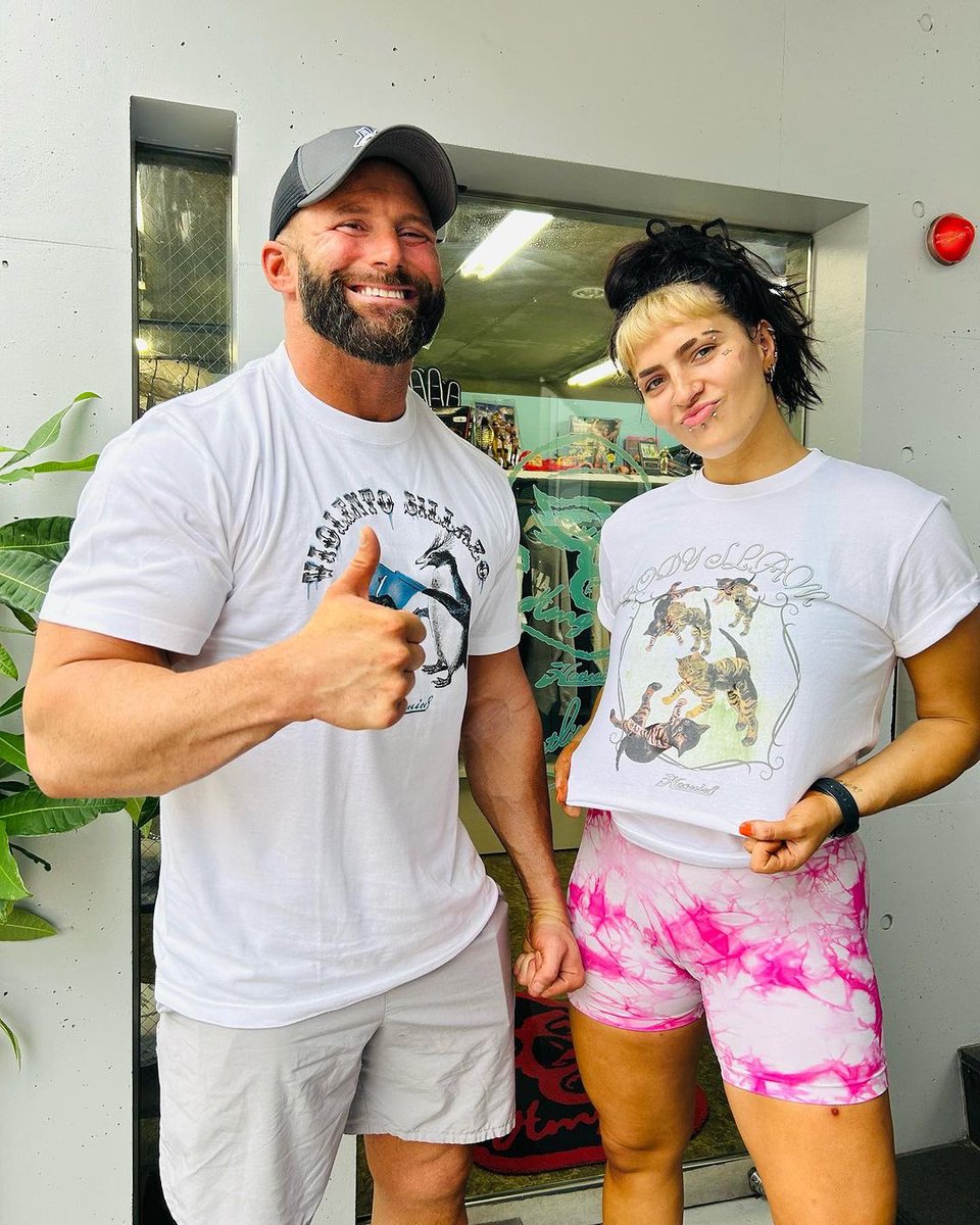TheWooAwakens's tweet photo. The best duo to promote your merch. 👍 https://t.co/QPqINmv3TX