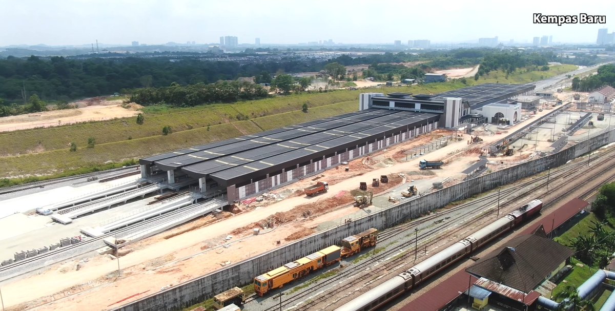 SphereMY_'s tweet photo. Tak cukup dengan projek LRT ke Singapura, Johor Bahru bakal tiba dengan projek EDTP Gemas-JB yg kini sudah 93% siap.

Ia akan melengkapkan keseluruhan landasan ETS dari Padang Besar hingga ke selatan semenanjung.

Perjalanan KL Sentral ke JB akan mengambil masa 3 jam 30 minit. https://t.co/xXeoZ9a0qX