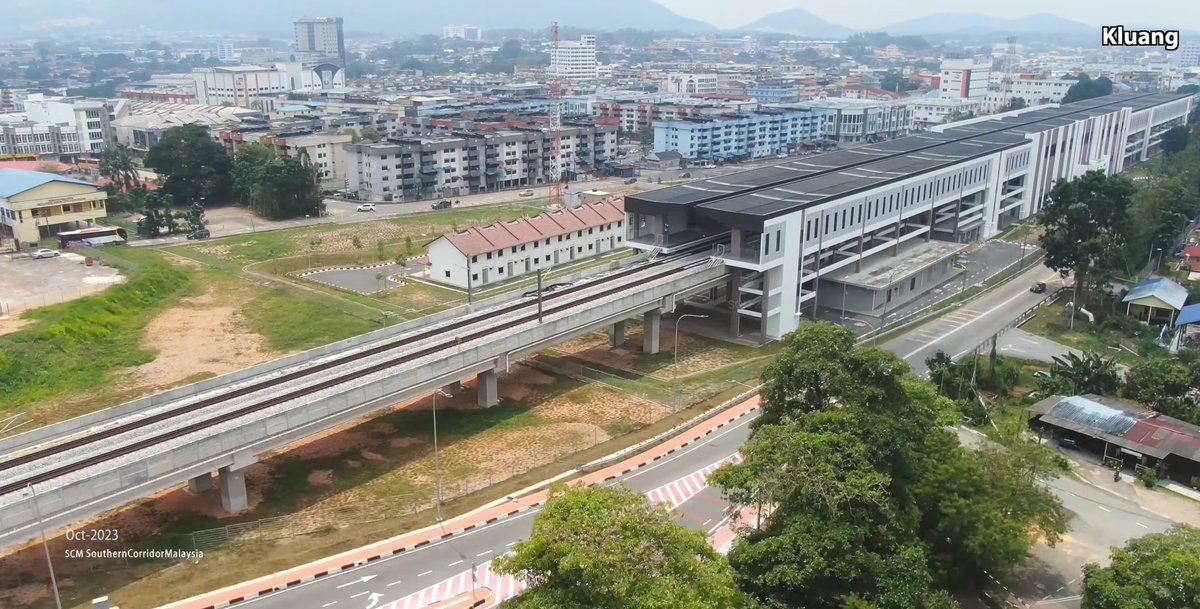 SphereMY_'s tweet photo. Tak cukup dengan projek LRT ke Singapura, Johor Bahru bakal tiba dengan projek EDTP Gemas-JB yg kini sudah 93% siap.

Ia akan melengkapkan keseluruhan landasan ETS dari Padang Besar hingga ke selatan semenanjung.

Perjalanan KL Sentral ke JB akan mengambil masa 3 jam 30 minit. https://t.co/xXeoZ9a0qX