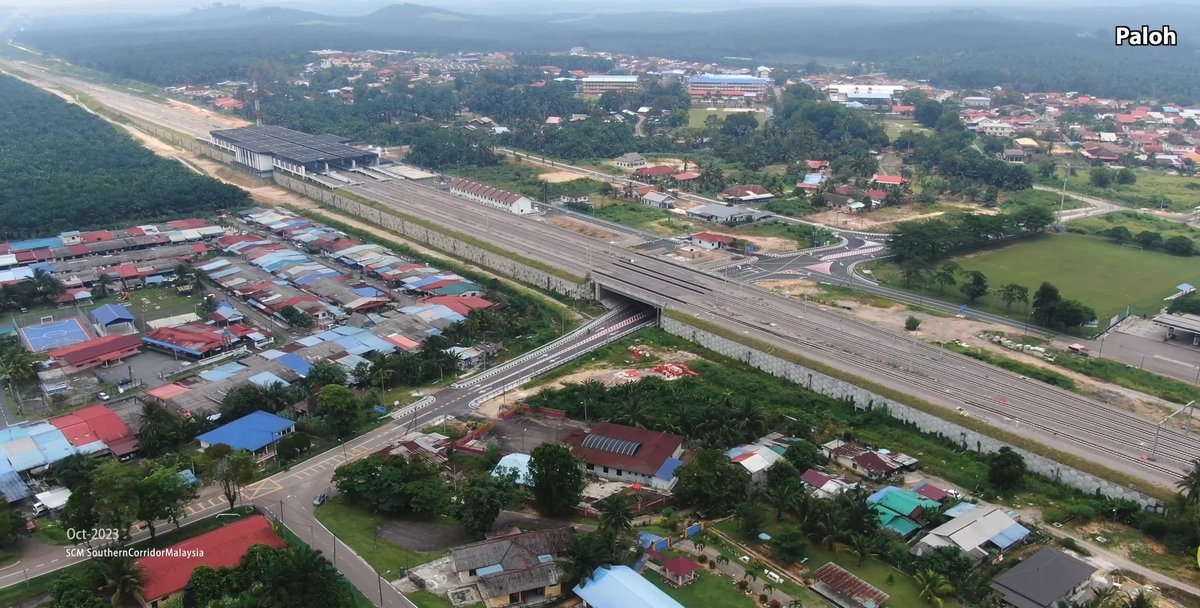 SphereMY_'s tweet photo. Tak cukup dengan projek LRT ke Singapura, Johor Bahru bakal tiba dengan projek EDTP Gemas-JB yg kini sudah 93% siap.

Ia akan melengkapkan keseluruhan landasan ETS dari Padang Besar hingga ke selatan semenanjung.

Perjalanan KL Sentral ke JB akan mengambil masa 3 jam 30 minit. https://t.co/xXeoZ9a0qX