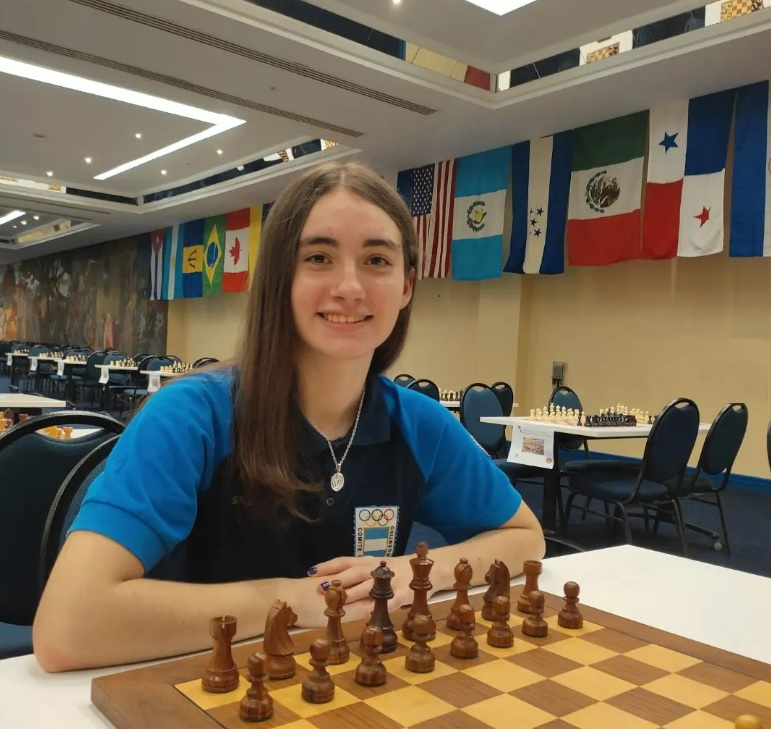 Ejercito_Arg's tweet photo. Felicitamos a Candela Francisco,  estudiante del sistema educativo a distancia del Ejército,  por consagrarse con el 1er puesto en el mundial Sub 20 de ajedrez. ¡Orgullo nacional!🇦🇷🇦🇷🇦🇷 https://t.co/E78XFE9KXq
