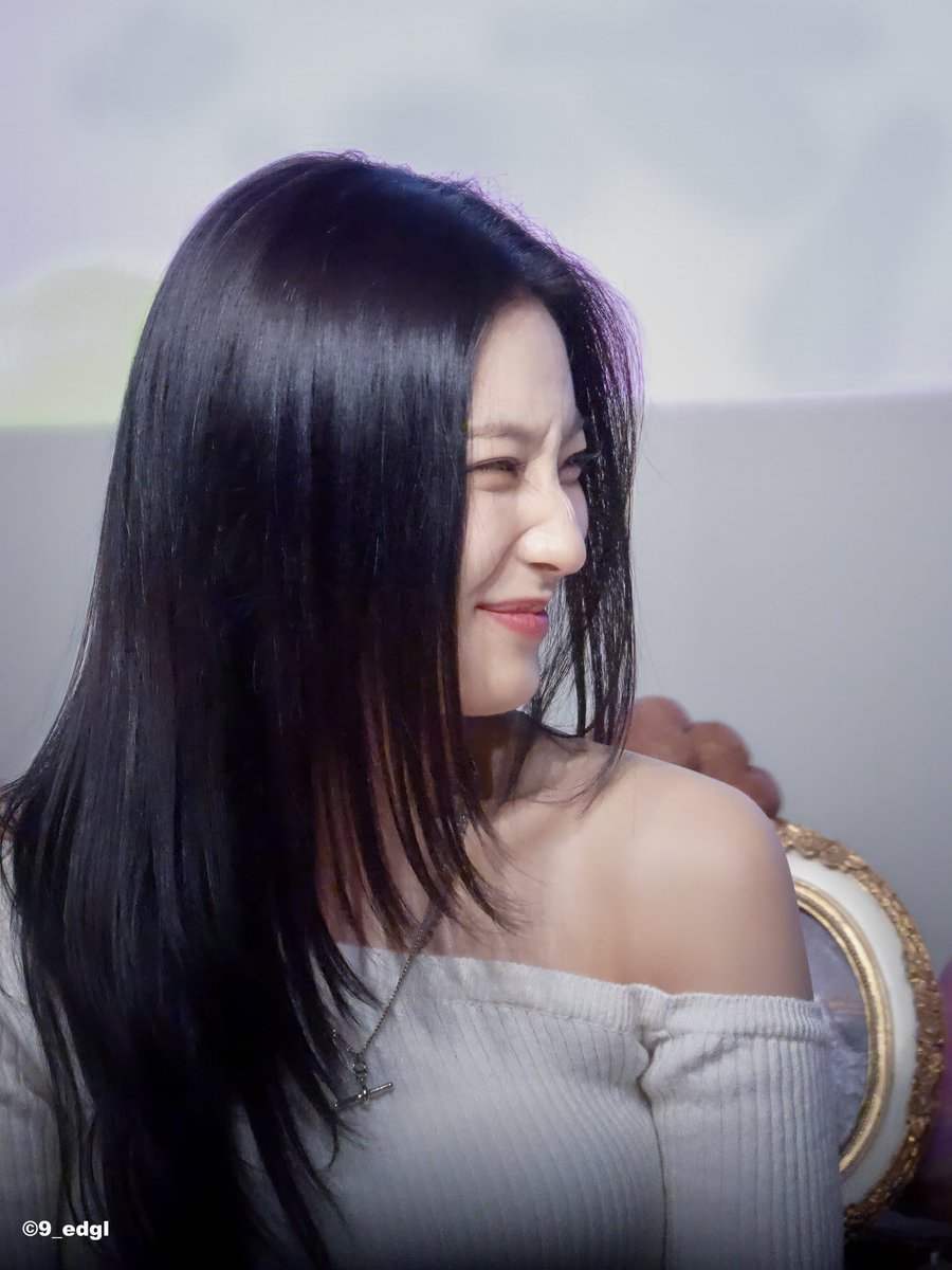 새롬이가 이렇게 코찡긋 웃을때 좋음🥰🫠😆😙😍💛
#이새롬