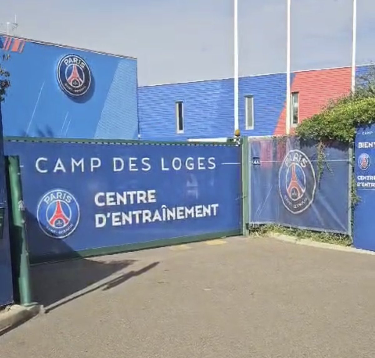 barnerathierry's tweet photo. @keeperinmotion est très heureux d’avoir présenter son application KIM au @PSG_inside
#fifa #instructor #goalkeeper #project #world #tactic #performance #tactic #analys #coach #goalkeepercoach #thibautcourtois #progress #methodology #mainopposee #culturedata #GoalKeeperTraining #PSG #Paris