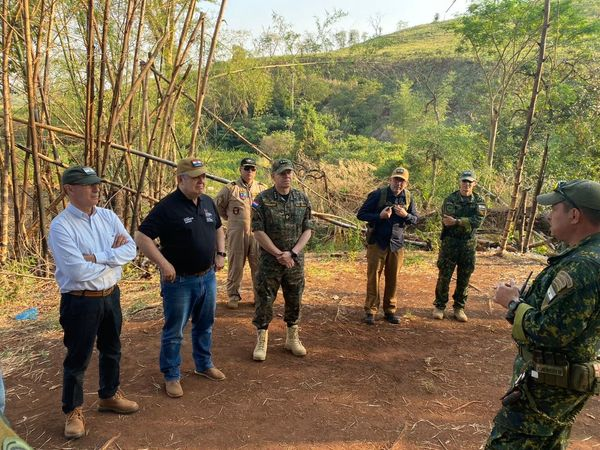 policia_py's tweet photo. Resultado del Operativo Basalto II en Amambay
El Ministro del Interior Enrique Riera Escudero y el Comandante Interino de la Policía Nacional Crio. Gral. Dtor. Carlos Humberto Benítez González acompañaron el Operativo Basalto II... https://t.co/q6LYsk4Lup