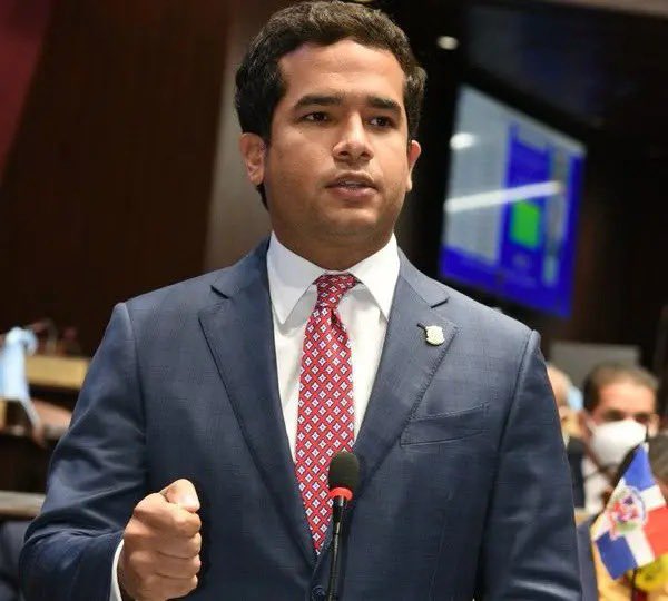 edgarmorales63's tweet photo. ¿Quién entienden ustedes que llegará primero a la presidencia; el hijo de Leonel Fernández o la hija Hipólito Mejía? https://t.co/VuFamI9wzp