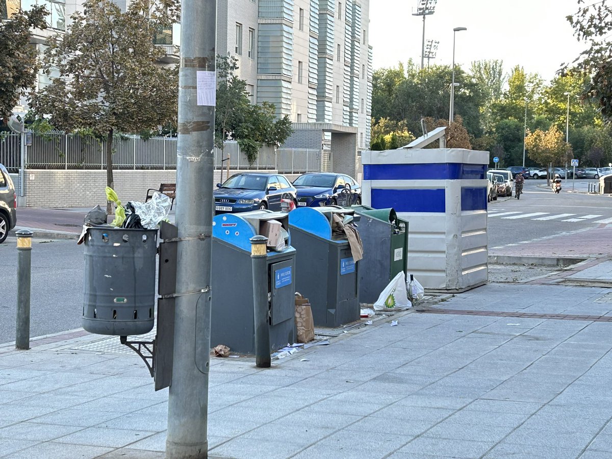RaulBrioG's tweet photo. @Alcobendas_ayto alguien debe explicarnos cual es el cuadrante de recogida de Basuras en la zona de El Juncal, porque hacía años que no veía papeleras llenas de excrementos en una zona de poco transito. Ya no es solo vidrio y cartón… https://t.co/g1LrN1ikVF