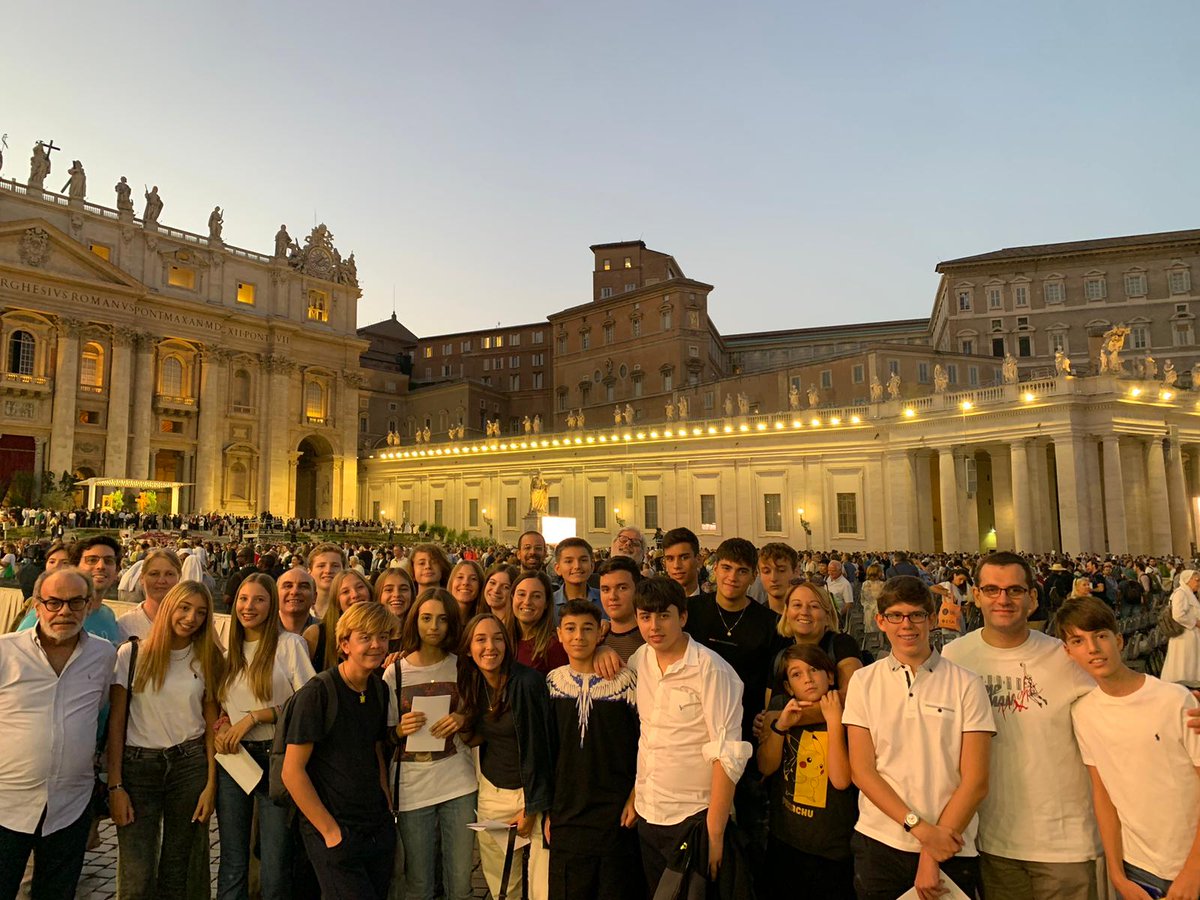 lasalleorg's tweet photo. ENG || On October 4, the first session of the XVI Ordinary General Assembly of the Synod opens in Rome. A group of #RELEM Lasalians participated in the #Together2023 ecumenical prayer vigil with Pope Francis. We share some images of the moment lived. #PrayForTheSynod https://t.co/wCL1LFy7xT