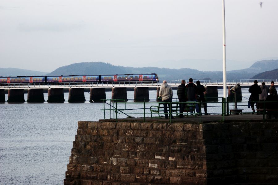 LachlanMain's tweet photo. ARNSIDE 13-11-11.
TPE class 185 dmu heads for Lancaster across the Leven viaduct. 
#Arnside #TPExpress #Railways #ArnsidePier #trains #class185dmu https://t.co/CH2KHdETnJ
