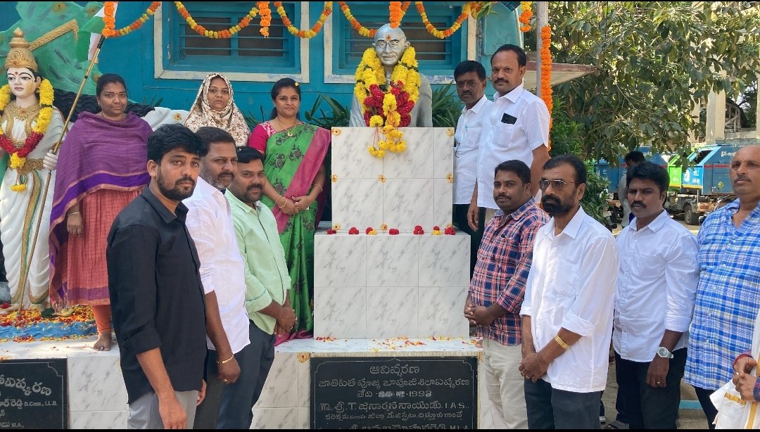 ManoojaSena's tweet photo. # నేడు జాతిపిత శ్రీ మహాత్మా గాంధీ జయంతి సందర్భంగా మదనపల్లె మున్సిపల్ కార్యాలయంలో చైర్ పర్సన్ శ్రీమతి  @ManoojaR గారి  ఆధ్వర్యంలో గాంధీ జయంతి వేడుకలు...

ఈ కార్యక్రమంలో మున్సిపల్ కమిషనర్, ఉద్యోగులు, సిబ్బంది తో పాటు పలువురు కౌన్సిలర్లు పాల్గొన్నారు... https://t.co/5POo3i6TiR